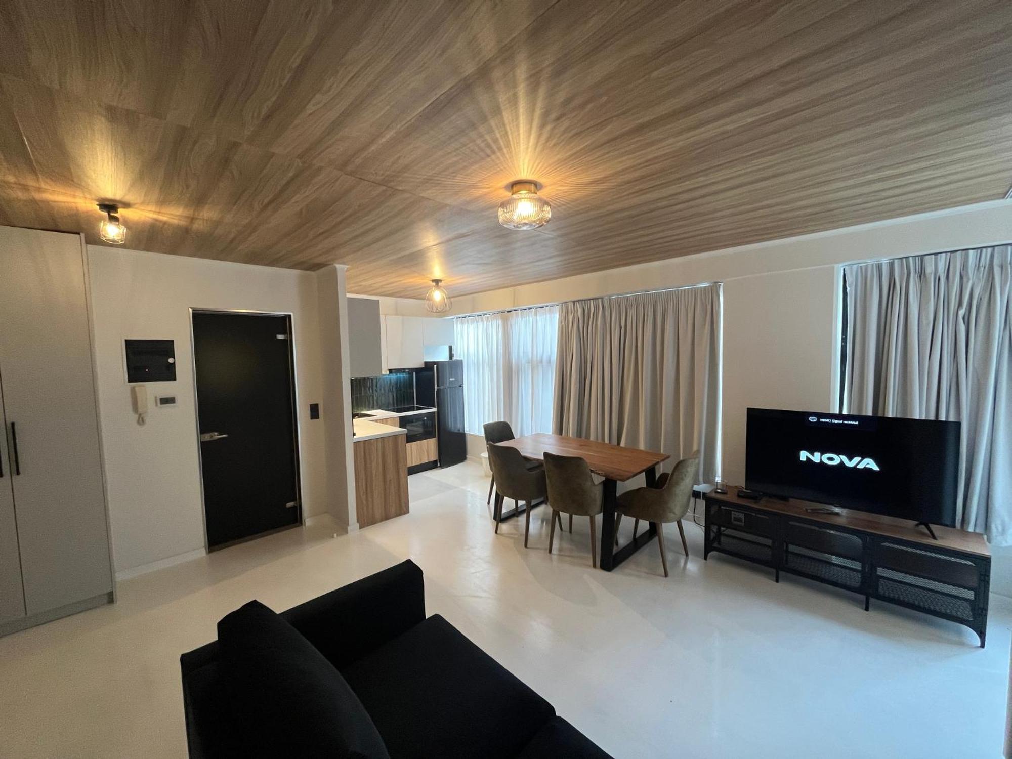 Modern Downtown + Free Parking Apartment